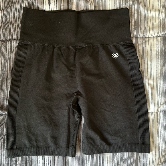 Forever 21 active biker shorts - Picture 1 of 3